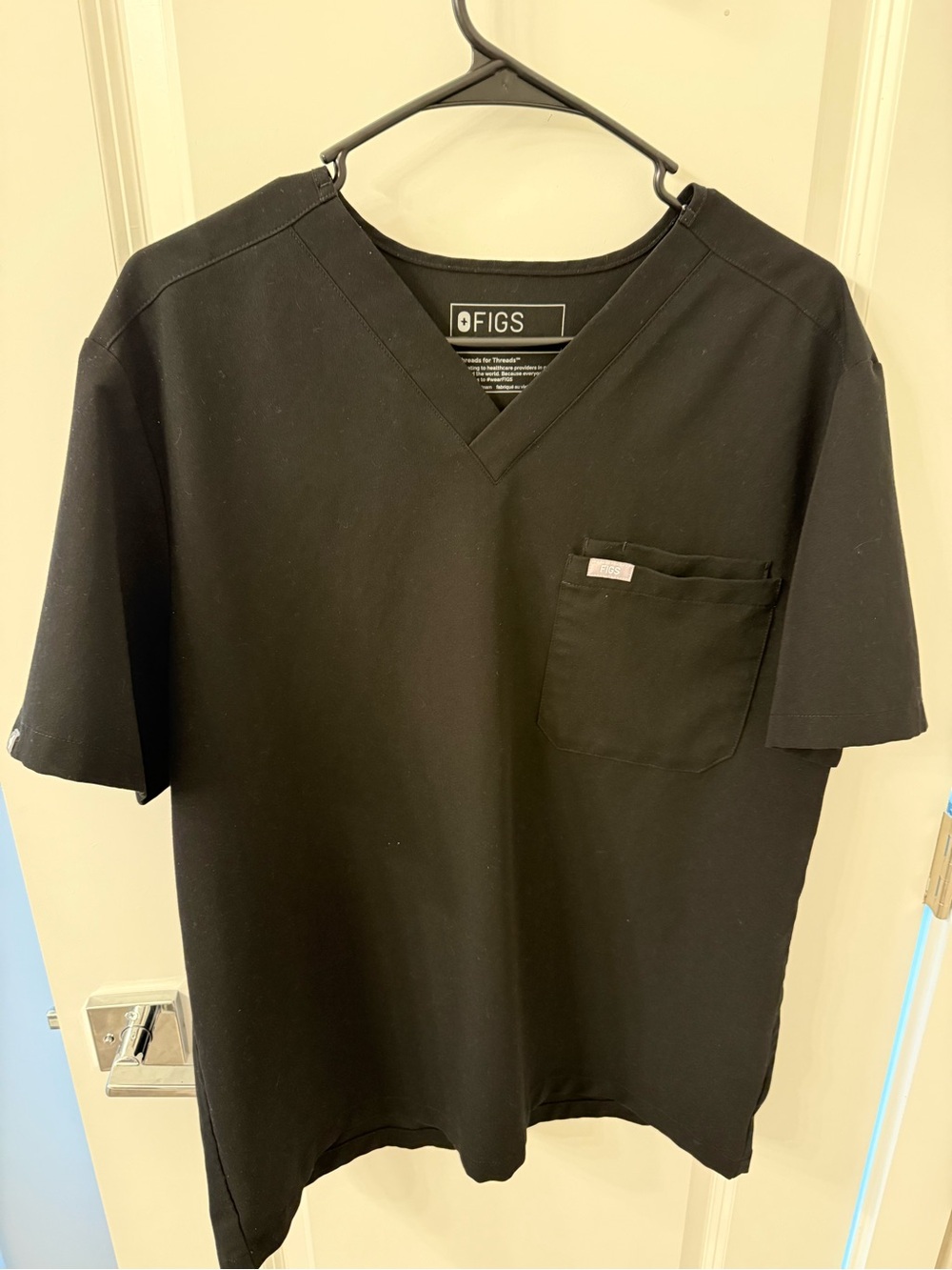 Figs Men’s Black V-Neck Pocket Tee